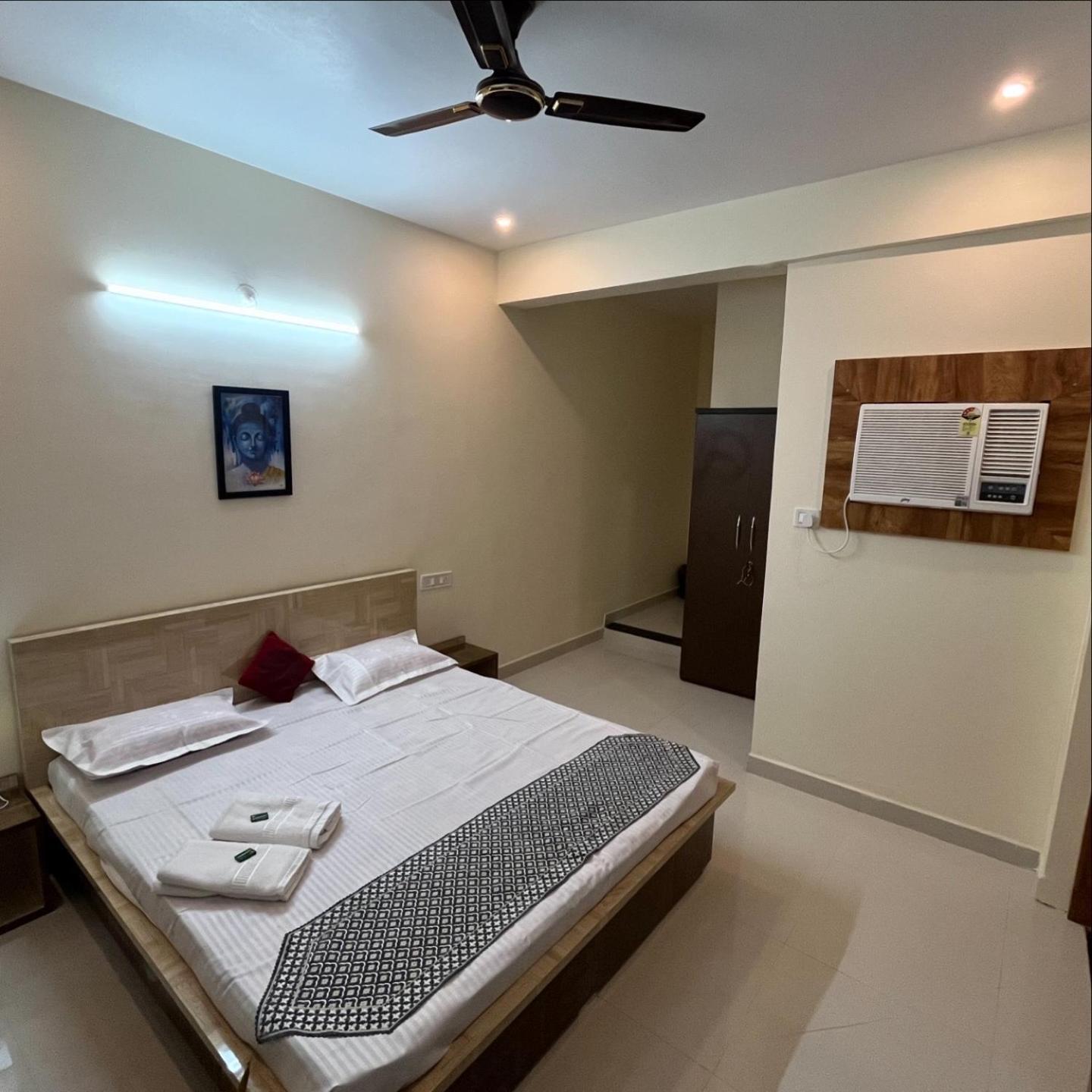 Hotel Shivashray Luxury Stays & Inn Ujjain Esterno foto