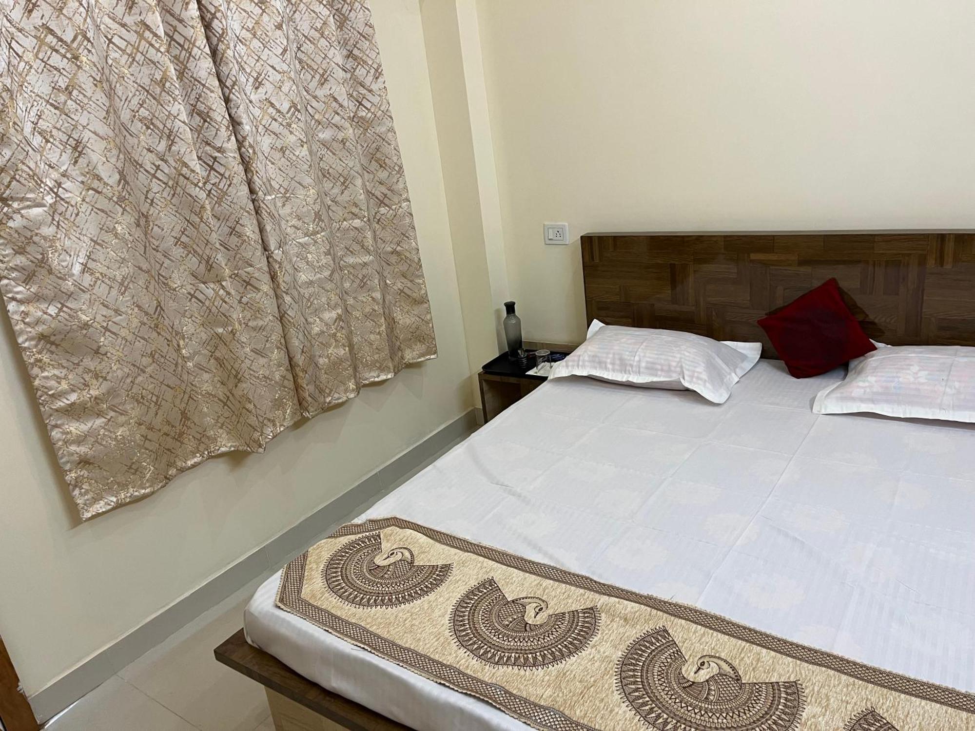 Hotel Shivashray Luxury Stays & Inn Ujjain Esterno foto