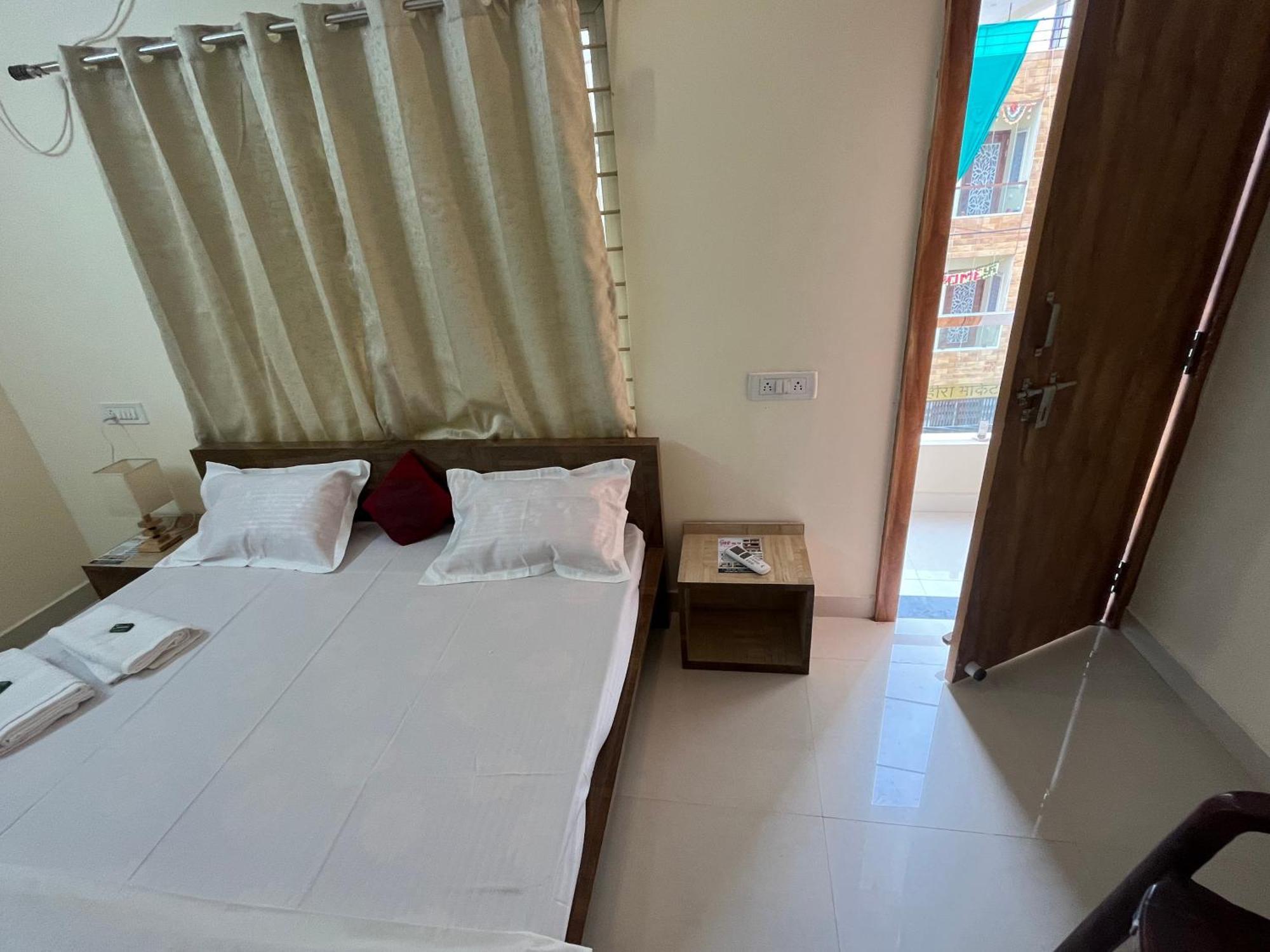 Hotel Shivashray Luxury Stays & Inn Ujjain Esterno foto